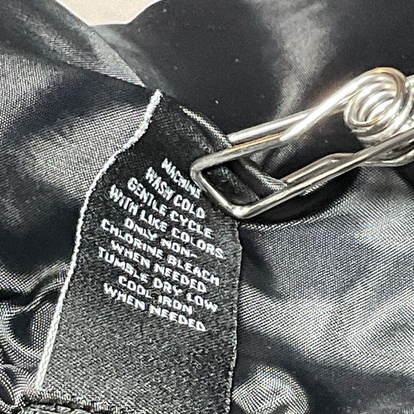 New Directions Woman’s Size Small Black Quilted Vest: Pre-loved - Picture 7 of 7